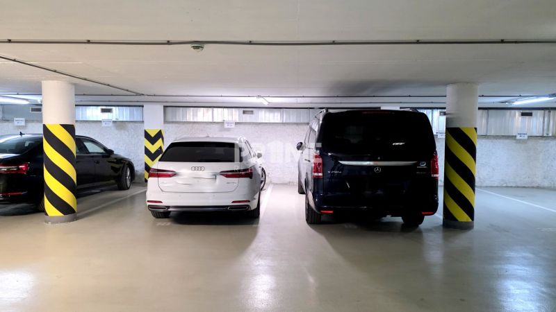 PRIESTR. GARÁŽOVÉ PARKOVACIE MIESTO ( 20 m2 ), Námestie SNP, St. Mesto