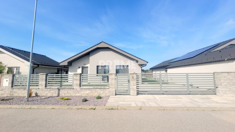 MODERNÝ 4i RD, ZÁHRADKA (400 m2), 2X PARKING, Lúčna ulica, Cífer