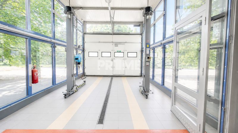 MODERNÝ, ZABEHNUTÝ, KOMPLETNE ZARIADENÝ AUTOSERVIS, LOZORNO