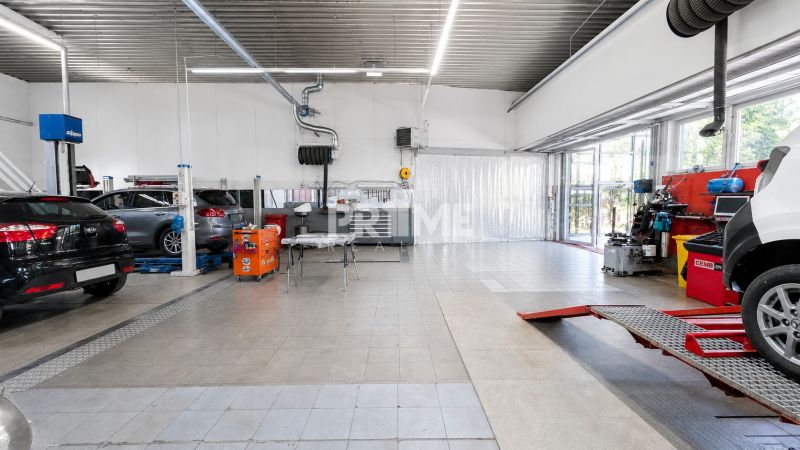 MODERNÝ, ZABEHNUTÝ, KOMPLETNE ZARIADENÝ AUTOSERVIS, LOZORNO