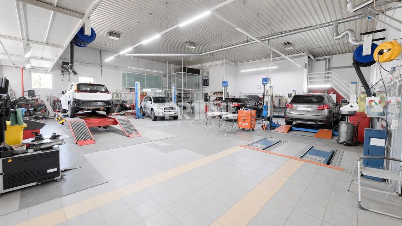 MODERNÝ, ZABEHNUTÝ, KOMPLETNE ZARIADENÝ AUTOSERVIS, LOZORNO