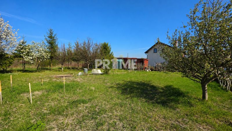 Slnečný rekreačný pozemok 521 m² s chatkou,Nové Košariská