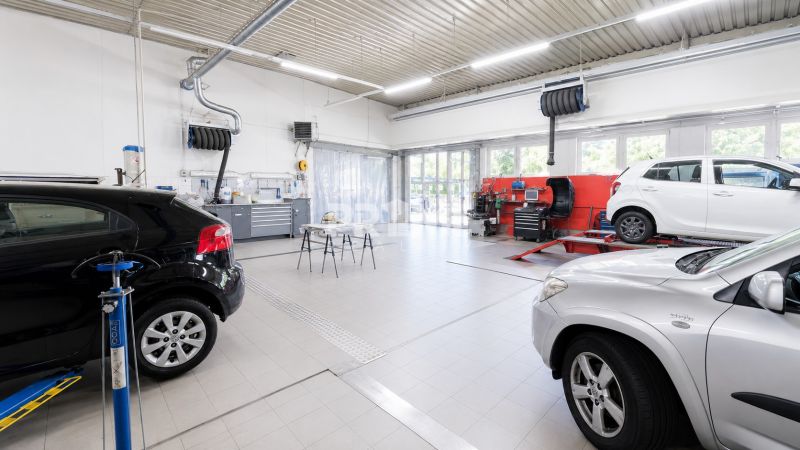 MODERNÝ, ZABEHNUTÝ, KOMPLETNE ZARIADENÝ AUTOSERVIS, LOZORNO