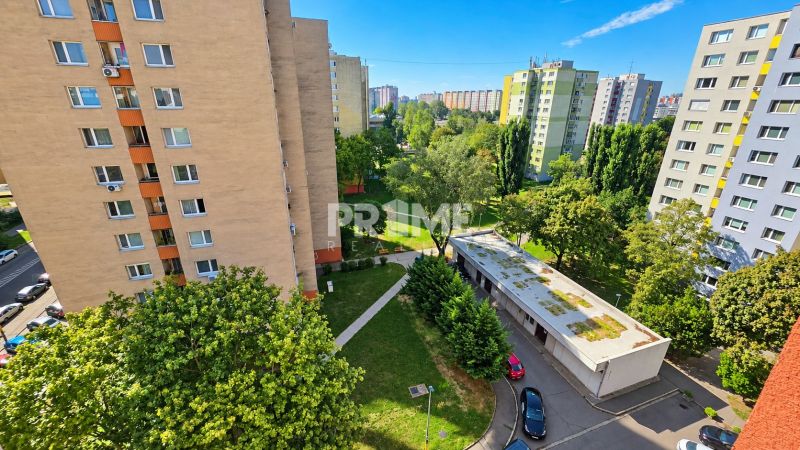 Priestranný 3-izbový byt s loggiou, Romanova ul., Petržalka