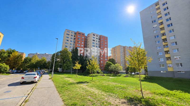Priestranný 3-izbový byt s loggiou, Romanova ul., Petržalka