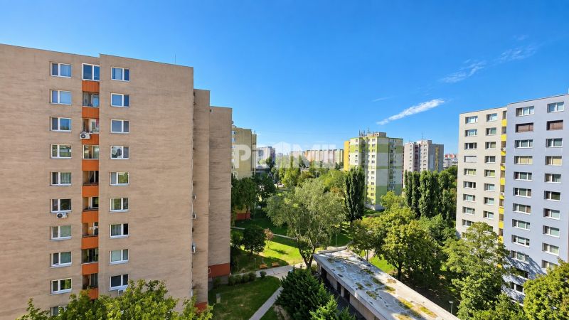 Priestranný 3-izbový byt s loggiou, Romanova ul., Petržalka