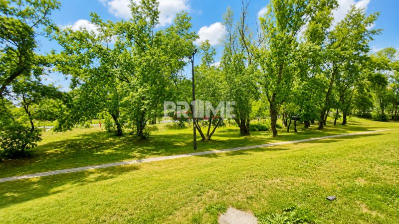 Výnimočne zrekonštruovaný 3-izbový byt s výhľadom do zelene, Gessayova
