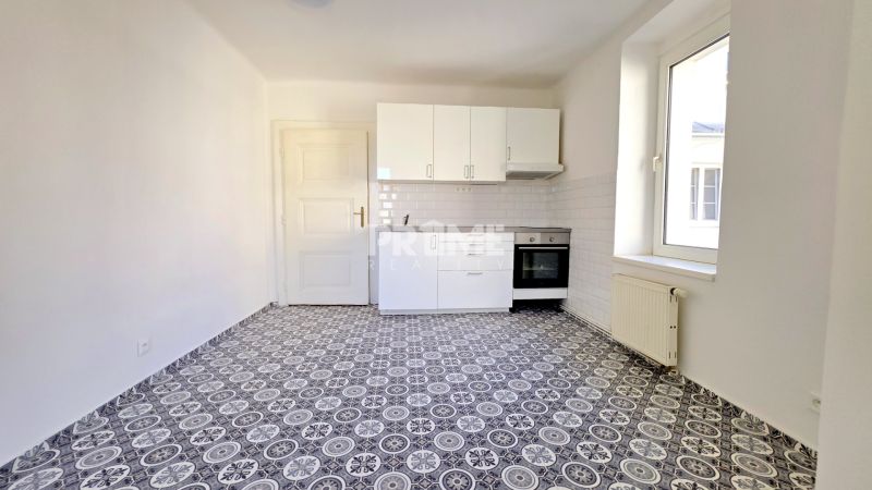 VEĽKOMETRÁŽNY STAROMESTKÝ 2i ( 80 m2 ), CENTRUM, LOGGIA, Klemensova ul