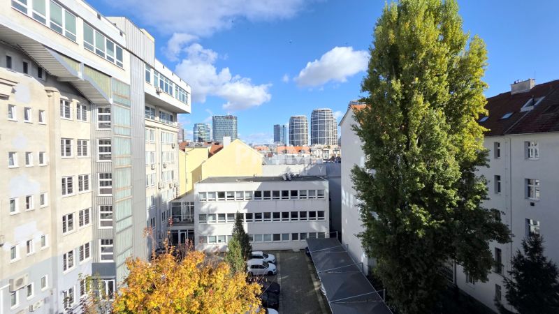 VEĽKOMETRÁŽNY STAROMESTKÝ 2i ( 80 m2 ), CENTRUM, LOGGIA, Klemensova ul