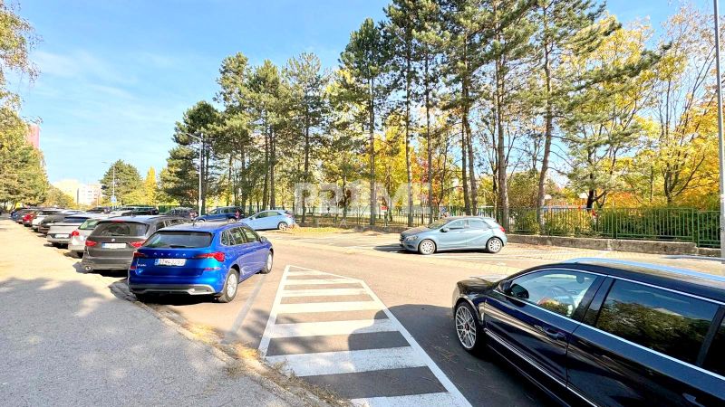 MODERNÝ 1i byt, REKONŠTRUKCIA, KLÍMA, PARKING,Pekníkova ulica,Dúbravka