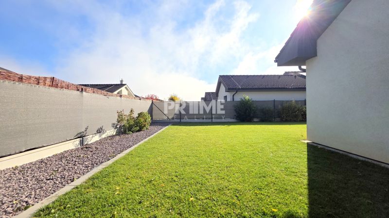 MODERNÝ 4i RD, ZÁHRADKA (400 m2), 2 x PARKING, Lúčna ulica, Cífer