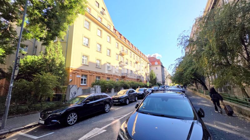 VEĽKOMETRÁŽNY STAROMESTKÝ 2i ( 80 m2 ), CENTRUM, LOGGIA, Klemensova ul